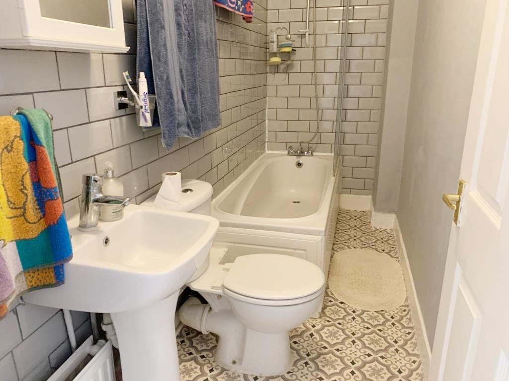 Lot: 64 - FREEHOLD BLOCK FOR INVESTMENT - First floor bathroom with W.C.